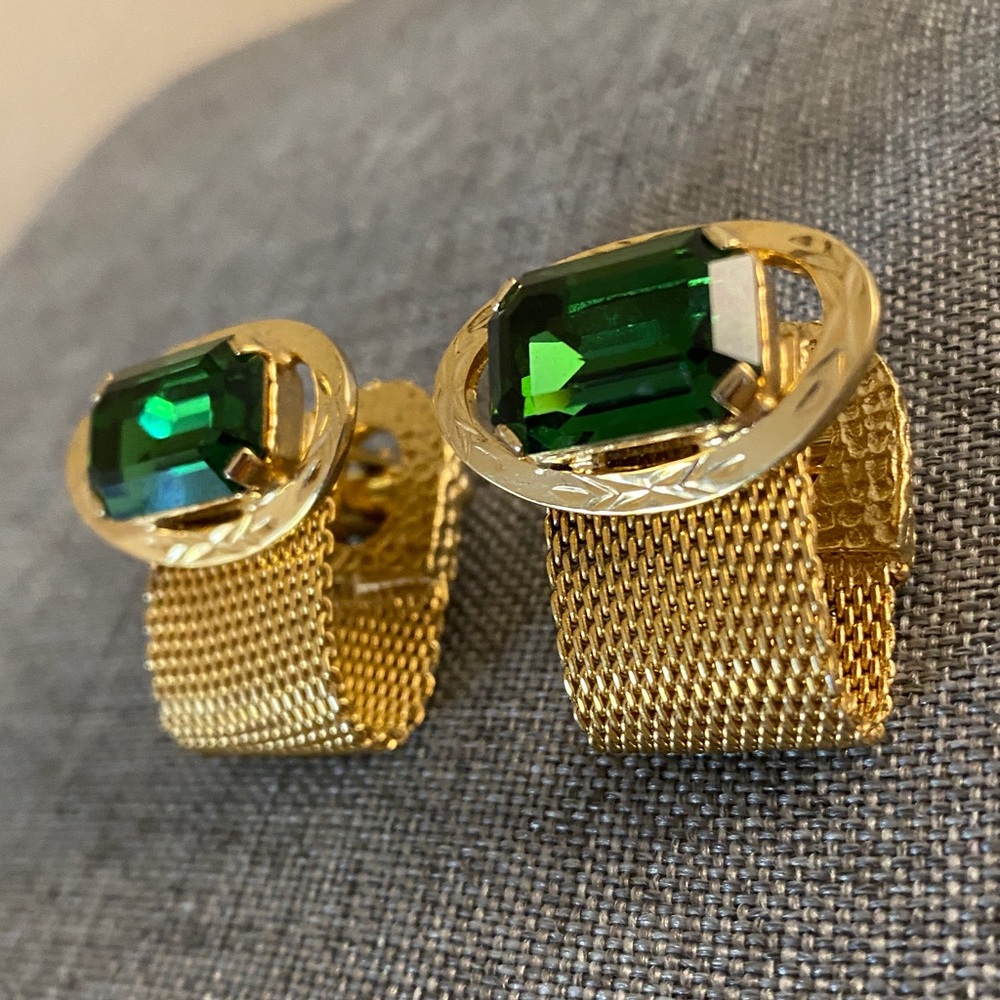 Vintage Gold Tone Green Stone Mesh Wrap Cufflinks | Emerald Cut | Mid Century